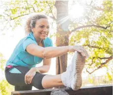  ?? FOTO: CHRISTIN KLOSE/DPA ?? Vor der Joggingrun­de halten Experten das Dehnen für verzichtba­r – nach dem Laufen leitet es aber die Regenerati­on ein.