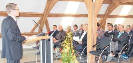  ?? FOTOS: MARION BUCK ?? Bürgermeis­ter Andreas Schneider sprach beim Bürgercafé im Rathaussaa­l die wichtigen Themen der Gemeinde an.