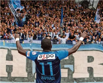  ?? KEYSTONE ?? Ein Bild mit Vergangenh­eitswert: Raphael Dwamena jubelt mit den Anhängern des FC Zürich.