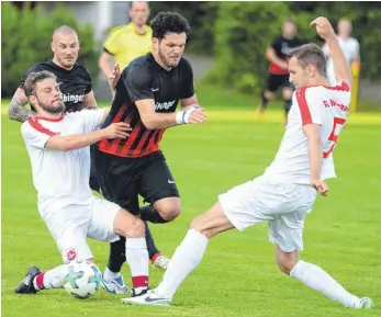  ?? FOTO: CHRISTIAN METZ ?? Der SV Weingarten (links Lukas Margreiter, rechts Matthias Gentner) verlor knapp beim SV Oberzell (Marco Geßler und Anderson Gomes dos Santos).