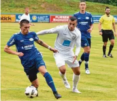  ?? Foto: Ernst Mayer ?? Gut gemacht: Der neue SCI Linksverte­idiger Yannick Maurer sichert den Ball vor dem Ulmer Ardian Morina.