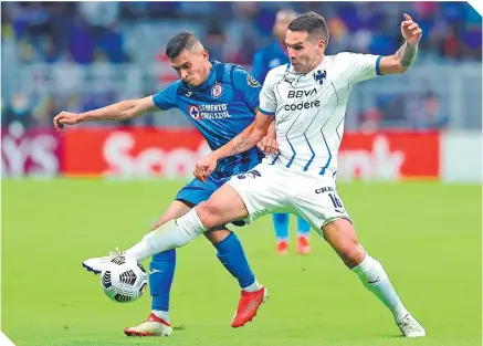  ?? ?? En la jornada 5, Cruz Azul y Monterrey se vieron las caras en el estadio Azteca con un empate a un tanto.