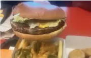  ?? ?? Gourmet grill steakhouse burger visade sig bli utbytt mot den här smaklösa burgaren.