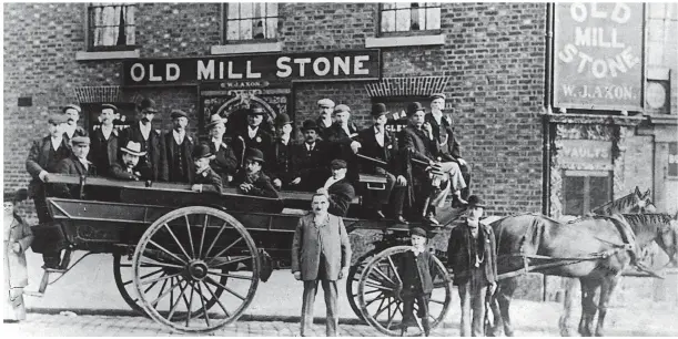  ?? ?? ●●Bottom right: A North Western bus outside the Cat and Fiddle, Macclesfie­ld, in this photo taken around 1925, while the driver and conductor can be seen standing in front of the bus.