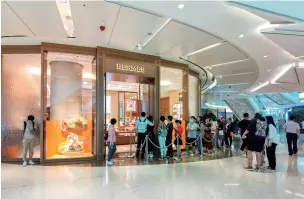  ??  ?? 万千中国消费者拉动了­全球奢侈品时尚集团业­绩增长视觉中国图