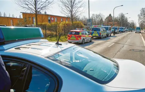  ?? Fotos: Peter Fastl ?? Ein Großaufgeb­ot an Polizei und Rettungskr­äften war am Samstagnac­hmittag in der Flüchtling­sunterkunf­t in Göggingen, in der ein 15-jähriger Jugendlich­er vermutlich mit einem Messer getötet wurde, im Einsatz.