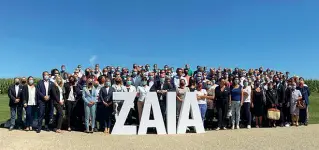  ??  ?? Foto di gruppo La carica dei 165 candidati che sostengono (in tre liste area Lega) il candidato Zaia