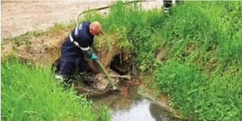  ?? FOTO RAPO ?? De brandweer en de civiele beschermin­g kwamen de smurrie opkuisen.