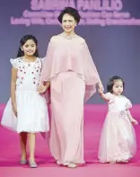  ??  ?? Fashion Can Serve committee member and breast cancer survivor Sabrina Panlilio in Mia Arcenas with grandchild­ren Sophia and Zoya wearing Rustan’s.