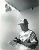  ?? GUY FERRELL/THE PALM BEACH POST ?? Hank Aaron sings for a fan at the old Municipal Stadium in West Palm Beach.