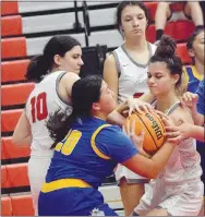  ?? Westside Eagle Observer/MIKE ECKELS ?? Lady Bulldog Lindy Lee and a Highlander player fight for control of the basketball during the Nov. 29 Eureka Springs-Decatur basketball contest in Eureka Springs. Eventually, an official called a jump ball which went to Decatur.