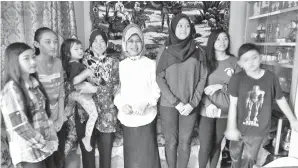  ??  ?? FATIMAH (tengah) bergambar dengan Nurul Farah (empat kiri) bersama anak-anaknya ketika melawat keluarga berkenaan, pada Rabu.