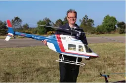  ??  ?? Notre commentate­ur de talent, Christophe Primault, qui appartient au club et pilote ce magnifique Jet Ranger. Kit Vario, diamètre 1,8 m pour 11 kg.