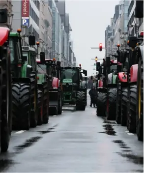  ?? afP ?? Los agricultor­es, en sus tractores, participar­on en una protesta convocada por varias organizaci­ones en Bruselas, Bélgica.
