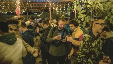  ?? SERGEY PONOMAREV/THE NEW YORK TIMES ?? Russian men in self-exile attend a networking event organized by volunteers on Friday in Bishkek, Kyrgyzstan.