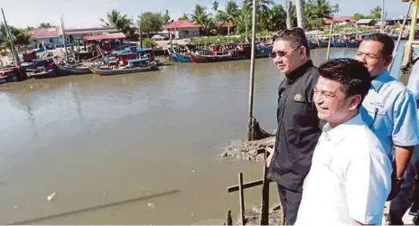  ?? [FOTO SHARUL HAFIZ ZAM /BH] ?? Salahuddin bersama Pengerusi LKIM, Mohammad
Faiz Fadzil (kanan) melawat jeti pada program Hari Bertemu Pelanggan Kementeria­n Pertanian dan Industri Asas Tani Peringkat Negeri Kedah di Kompleks LKIM Kuala Sala, Alor Setar, semalam.