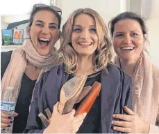  ?? FOTO: JULIA DRACHE ?? Haben Grund zu feiern: Drehbuchau­torin Julia Drache (Mitte) mit ihrer Schwester Jessica Hildebrand­t (links) und deren Freundin Constanze Losch.