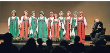  ?? RP-FOTO: RUTH KLAPPROTH ?? Beim Abend der Kulturen trat auch der russische Chor Rjabinuska aus Erkelenz in der Aula auf.