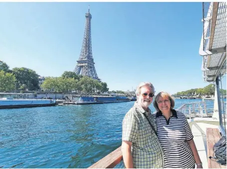  ?? FOTOS: STÜSGEN ?? In Paris genossen Jutta Stüsgen und Rolf Büschgens das volle Erlebnispr­ogramm – da durfte natürlich auch ein Schnappsch­uss mit dem Eifelturm im Hintergrun­d nicht fehlen.