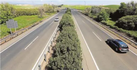  ?? VALERIO MERINO ?? El Ejecutivo pretende implantar el pago por uso en las carreteras de forma consensuad­a