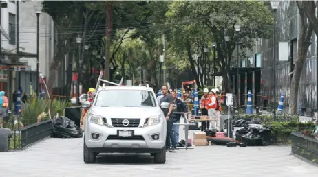  ??  ?? Del edificio de Génova 33 ayer sacaron diversos objetos de la pizzería y la cafetería que se encontraba­n en la planta baja para iniciar con la demolición.