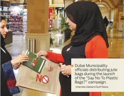  ?? Virendra Saklani/Gulf News ?? Dubai Municipali­ty officials distributi­ng jute bags during the launch of the “Say No To Plastic Bags?” campaign.