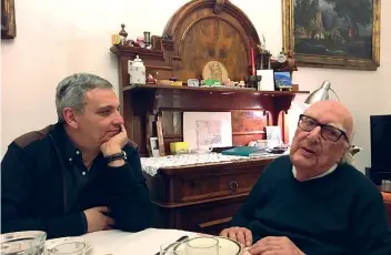 ?? ?? Maurizio de Giovanni con, a destra, Andrea Camilleri: nato nel 1925, lo scrittore è scomparso il 17 luglio del 2019