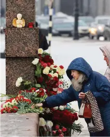  ?? FOTO REUTERS ?? Improvizov­ané pomníky na památku Alexeje Navalného vznikají nejen v zahraničí, ale i po celém Rusku (sobotní snímek je z Petrohradu), přestože policie účastníky smutečních akcí za zesnulého opozičníka zatýká po desítkách