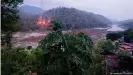  ??  ?? Militante Karen haben einen Armeestütz­punkt am Grenzfluss Salween in Brand gesetzt
