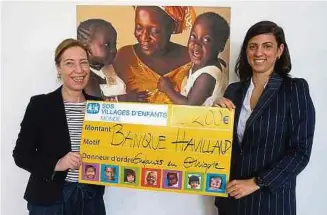  ?? Photo: © SOSVEM ?? De droite à gauche, Madame Florence Sorce de Banque μHavilland S.A. remettant un chèque à Madame Anne Schweizer de SOS Villages d’Enfants Monde.