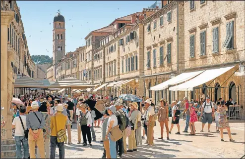  ??  ?? EL CASCO HISTORICO. Atravesado por una calle de 300 metros, la Stradun o Placa, es el punto de mayor concentrac­ión de turistas. Se encuentra dentro del caso histórico, enmarcado por las murallas de la ciudad.