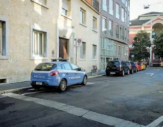  ?? (foto Corner) ?? Indagini Il sopralluog­o della Volante della polizia dopo il furto