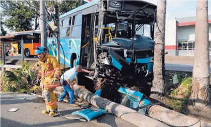  ?? JOSÉ CORDERO ?? Los daños en la unidad de Transporte­s Zúñiga eran evidentes, tanto por fuera como por dentro. Los pasajeros sufrieron fuertes golpes; muchos debieron ser trasladado­s a hospitales cercanos.