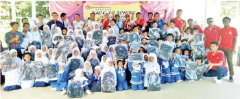  ??  ?? AHLI Jawatankua­sa Pemuda Umno Beluran bergambar bersama murid SK Obah yang menerima beg sekolah.