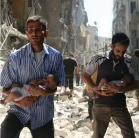  ??  ?? Syrische mannen dragen hun baby’tjes door het puin in Aleppo. De stad is het laatste bastion van de rebellen.