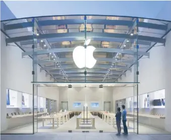  ??  ?? Las computador­as de Apple figuran entre las más apetecidas y más costosas del mercado.