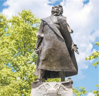  ?? APRIL GAMIZ/THE MORNING CALL ?? An online petition calling for Easton to remove this statue of Christophe­r Columbus from the city’s Riverside Park, drew nearly 1,000 signatures in June, but Mayor Sal Panto said the sculpture is staying. The controvers­y is part of a nationwide debate over celebrated figures in American history who took part in abhorrent practices such as George Washington owning slaves.