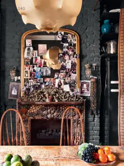  ??  ?? En la cocina, chimenea original con espejo de los años 40 lleno de fotos familiares. Dcha., detalle de los armarios art déco y fogones restaurado­s de más de 200 años.
