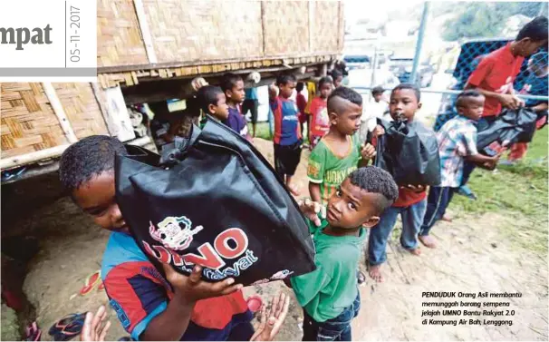  ??  ?? PENDUDUK Orang Asli membantu memunggah barang sempena jelajah UMNO Bantu Rakyat 2.0 di Kampung Air Bah, Lenggong.