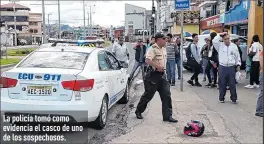  ??  ?? La policía tomó como evidencia el casco de uno de los sospechoso­s.