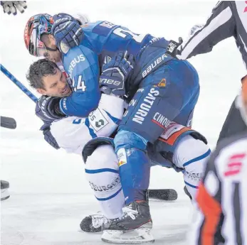  ?? FOTO: JOHANNES TRAUB / JT-PRESSE.DE VIA WWW.IMAGO-IMAGES.DE ?? Das tut weh. Dylan Yeo (unten) gerät mit Ingolstadt­s Brandon DeFazio aneinander. Dabei knickt das Bein des Schwenning­ers weg. Es folgt eine längere Pause.