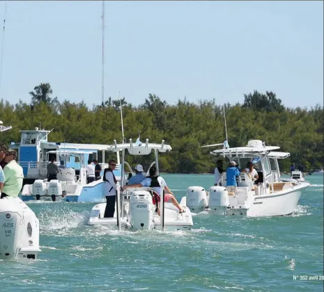  ??  ?? Plus de 200 bateaux sont disponible­s à l’essai, ce qui crée un beau trafic autour de l’île de Virginia Key.