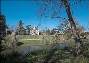  ??  ?? Le château Les Carmes Haut-Brion et son chai signé Starck valent le détour.