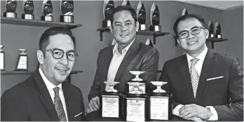  ?? CONTRIBUTE­D PHOTO ?? ENDING Q1 ON A HIGH. Jovy Hernandez, SVP and Head of PLDT and Smart Enterprise Group; Mitch Locsin, FVP and Head of PLDT SME Nation; Vic Tria, FVP and Head of PLDT Alpha, receive the award on behalf of PLDT.