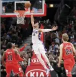  ?? CHARLES REX ARBOGAST — THE ASSOCIATED PRESS ?? The 76ers’ Ben Simmons (25) scores off a lob pass from Joel Embiid as the Bulls’ David Nwaba (11) and Lauri Markkanen watch Thursday night.