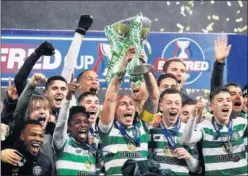  ??  ?? El Celtic de Glasgow es campeón pese a no terminarse el campeonato.