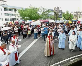  ??  ?? Walk of faith: Around 1,500 faithful took part in walking the Stations of the Cross at St Thomas Cathedral to commemorat­e Good Friday in Kuching.