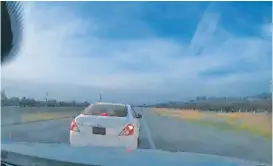  ?? ?? En los videos se puede observar cómo un Versa se atraviesa en el camino a un conductor, a la altura de Sabinas Hidalgo.