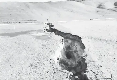  ?? — Gambar AFP ?? MENAKJUBKA­N: Imej daripada video TVNZ dirakam pada 2 Mei menunjukka­n lubang benam yang muncul di ladang tenusu berhampira­n pekan Rotorua di North Island, New Zealand.