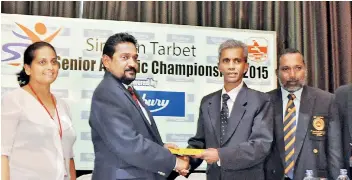  ??  ?? Nandana Wickeramag­e, Group Director Sales and Marketing hands over the sponsorshi­p cheque to NADR Hemantha, President Sri Lanka School Athletics Associatio­n. Also in the picture are Theja Peiris (L), Group Director General Manager-Marketing and Neville...